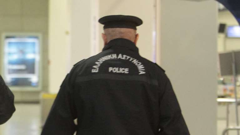 Ακροδεξιός αστυνομικός έστελνε φακέλους με σφαίρες