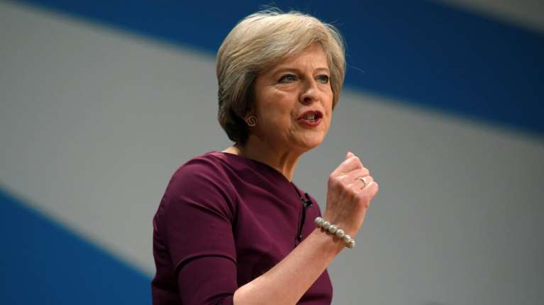 Τερέζα Μέι: Είδατε τι έγινε στην Ελλάδα...