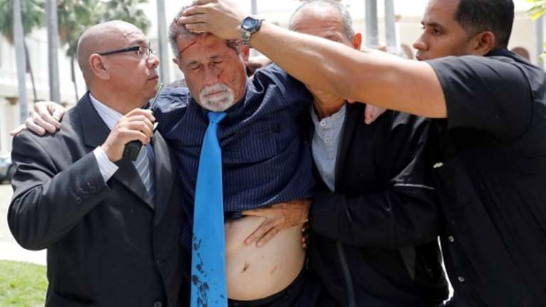 Επίθεση οπαδών του Μαδούρο στη Βουλή-Απίστευτες σκηνές