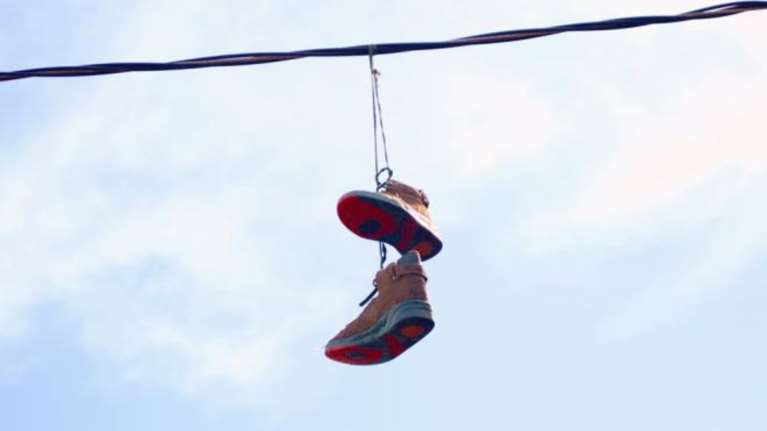 Πάτρα: Τι είναι τα κρεμασμένα παπούτσια που βλέπουμε στα καλώδια της ΔΕΗ;