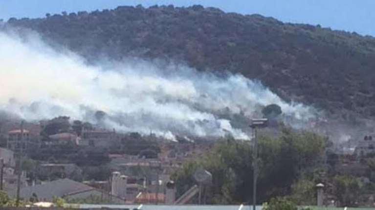 Ξέσπασε φωτιά κοντά σε σπίτια στη Λούτσα