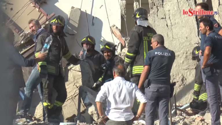 Κατέρρευσε κτίριο στη Νάπολη, 8 εγκλωβισμένοι στα συντρίμμια