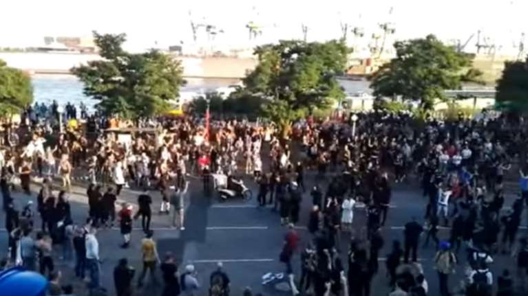 Ντελιβεράς σπάει πορεία κατά των G20 για να παραδώσει πίτσα