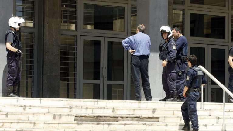 Αθώα η 52χρονη που σκότωσε πάνω στη χρήση ναρκωτικών 45χρονο