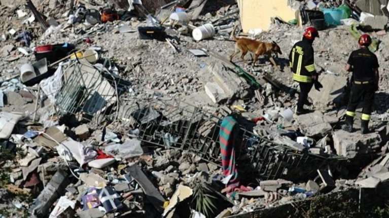 Βρέθηκαν δύο σοροί στα συντρίμμια του κτιρίου στη Νάπολη