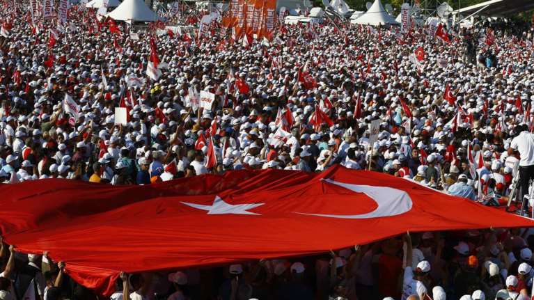 Το «κόκκινο κύμα»  κατά Ερντογάν έφτασε στην Κωνσταντινούπολη φωτό