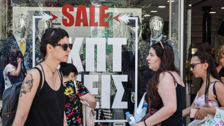 Πρεμιέρα σήμερα για τις θερινές εκπτώσεις