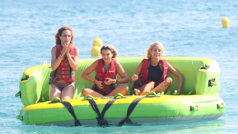 To απίθανο μαύρο μαγιό της Δούκισσας και τα θαλάσσια σπορ με τη Ντορέττα