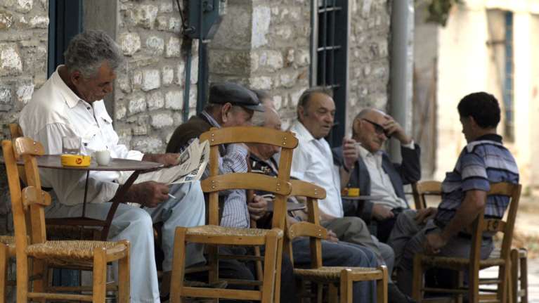 Γερνάμε και πιστοποιημένα - Ο πληθυσμός της Ελλάδας μειώθηκε κατά 2,5%