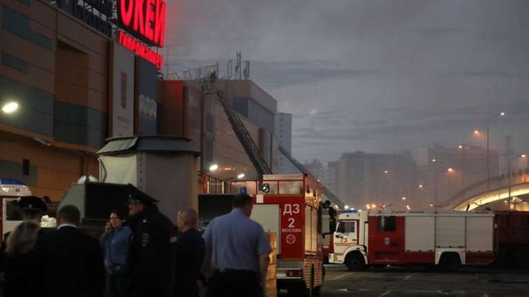 Δεκατέσσερις τραυματίες σε φωτιά που ξέσπασε σε εμπορικό κέντρο της Μόσχας