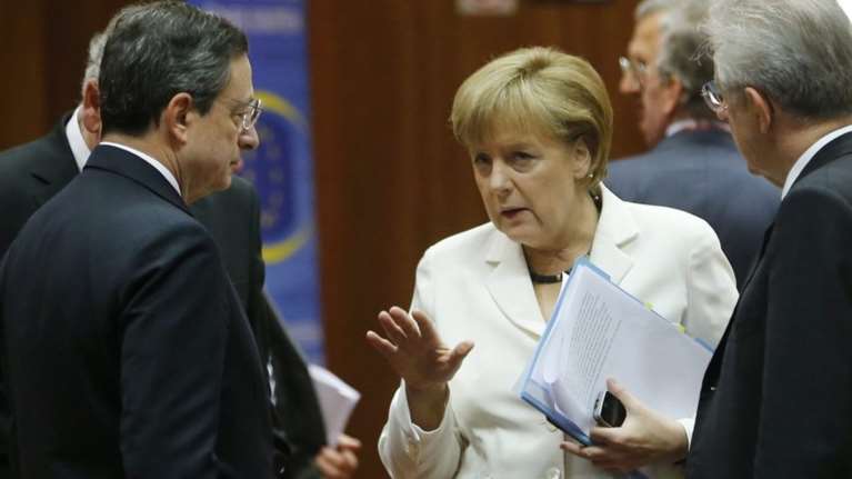 Αιχμές Μέρκελ σε Ντράγκι για τη νομισματική πολιτική της ΕΚΤ