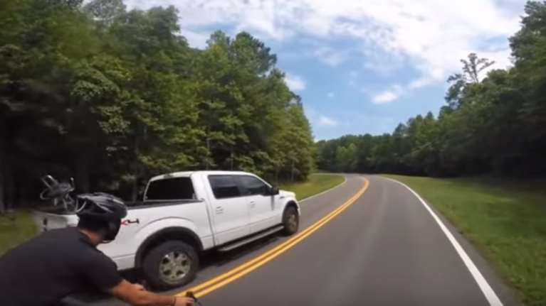 Ατύχημα που κόβει την ανάσα: Αυτοκίνητο εμβολίζει ποδηλάτη