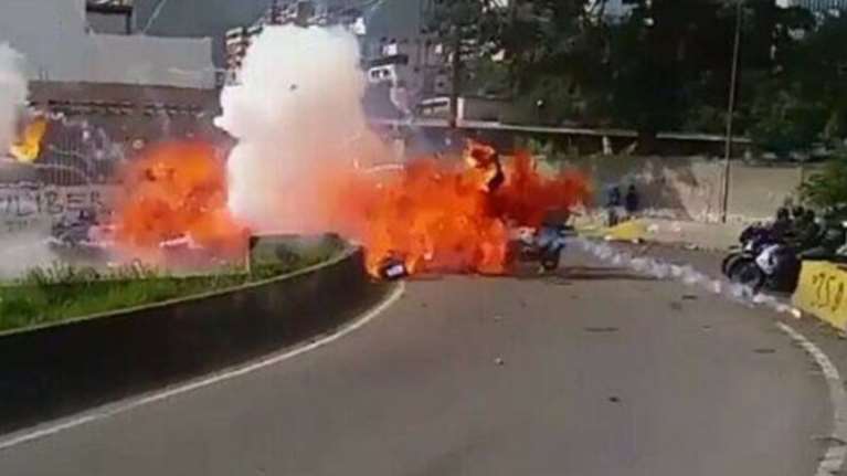 Βίντεο: Βόμβα τινάζει στον αέρα αστυνομικούς στη Βενεζουέλα