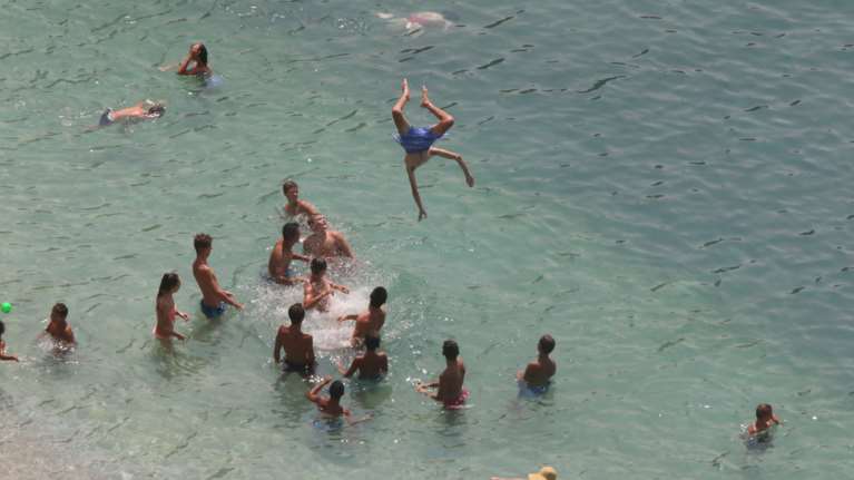 Στο «καμίνι» ξανά όλη η χώρα, ανεβαίνει η θερμοκρασία