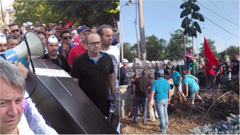 Με πανό και «φέρετρα» υποδέχθηκαν τον Τσίπρα στην Κοζάνη