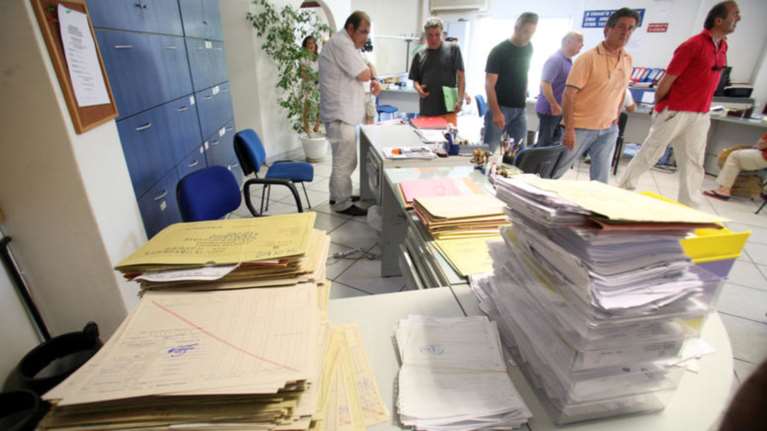 Νέα ρύθμιση: Πληρωμή χρεών στους δήμους έως 100 δόσεις