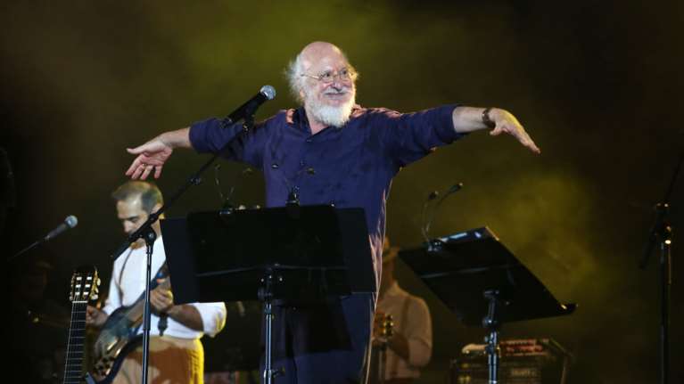 Η στιγμή που ο Σαββόπουλος &quot;έκοψε&quot; στη μέση τον Ζουγανέλη στη σκηνή