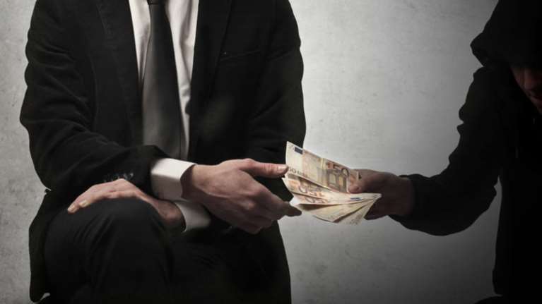 Διευθυντής τράπεζας σε κύκλωμα τοκογλύφων με λεία 8 εκ. ευρώ