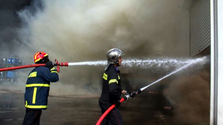 Φωτιά σε εργοστάσιο πλαστικών στην εθνική οδό Αθηνών-Λαμίας