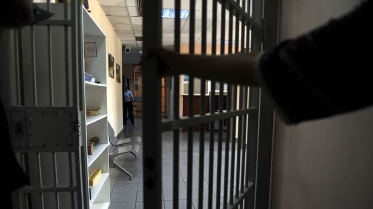 Προφυλακίστηκε η μητέρα που εξέδιδε την κόρη της - Βαρύτατες οι κατηγορίες