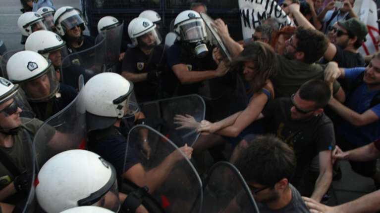 Συγκρούσεις και χημικά πριν από την συνάντηση Τσίπρα-Γιούνκερ -φωτό &amp; video