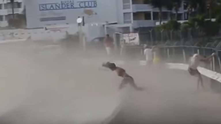 Γυναίκα παρασύρθηκε από τον κινητήρα αεροσκάφους και πέθανε - Βίντεο