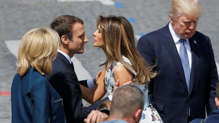 Tο διαπεραστικό βλέμμα του Μακρόν στη Μελάνια Τραμπ δεν πέρασε απαρατήρητο