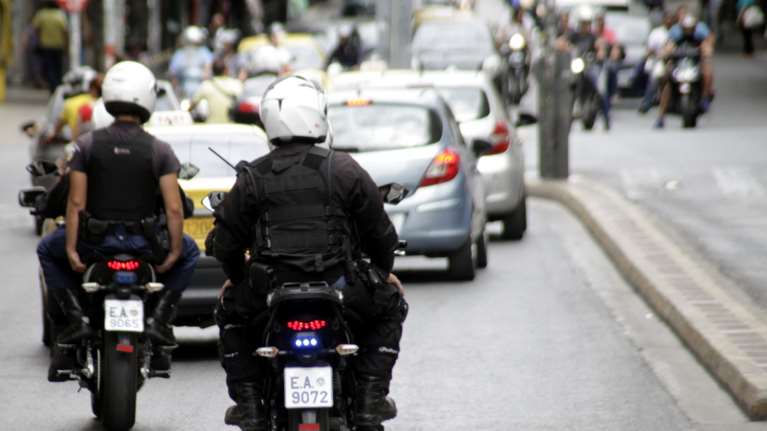 Εσπαγαν και έκλεβαν αυτοκίνητα στα νότια προάστια