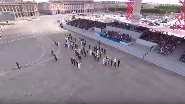 Γαλλική στρατιωτική μπάντα έπαιξε στον Τραμπ... Daft Punk - Βίντεο