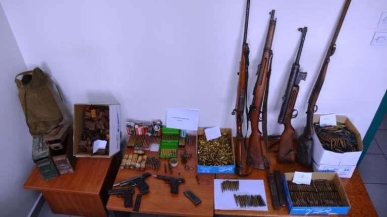 Παγοπώλης με σπίτι - οπλοστάσιο Βρήκαν όπλα, πιστόλια, χειροβομβίδες (φωτό)