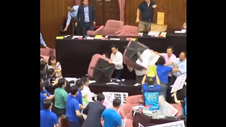 Βίντεο: Άγριο ξύλο βουλευτών στο κοινοβούλιο της Ταϊβάν