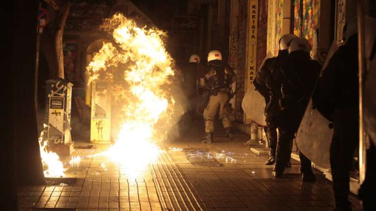 Μολότοφ και πέτρες κατά των ΜΑΤ στα Εξάρχεια