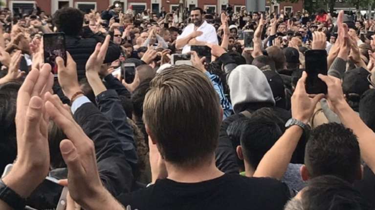 Συγκλονιστικές στιγμές έξω από το σπίτι του Νούρι