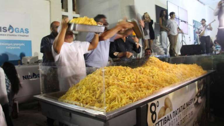 Η Νάξος στο Γκίνες με 554 κιλά τηγανητές πατάτες