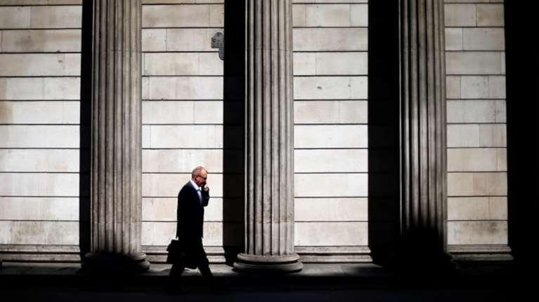 Το Παρίσι χρησιμοποιεί το Brexit για να πλήξει το City του Λονδινου