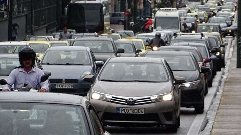 Κομφούζιο σε δρόμους της Αθήνας από την βροχή