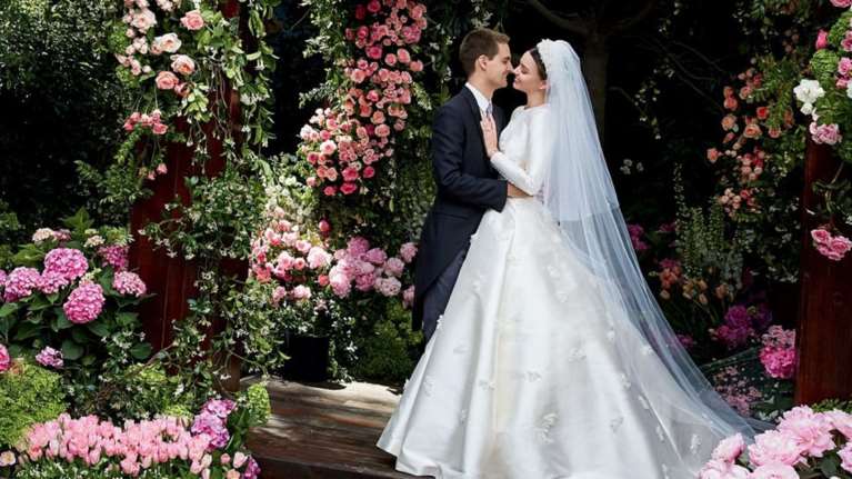 Σαν πριγκίπισσα με νυφικό αλά Γκρέις Κέλι παντρεύτηκε κρυφά η Μιράντα Κερ