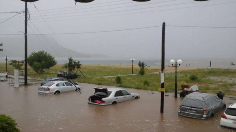 Πλημμύρισε η Χαλκιδική - Βούλιαξαν αυτοκίνητα