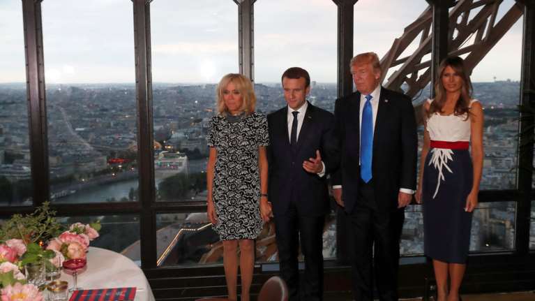 Η «ακατάλληλη» κίνηση της Μελάνια στον Μακρόν που αναστάτωσε το ίντερνετ