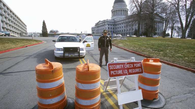 Αποκλείστηκε το Καπιτώλιο - Ύποπτο αυτοκίνητο τραυμάτισε αστυνομικό