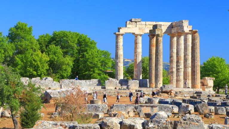 Εβγαζε σέλφι στο ναό του Δία στη Νεμέα μόνο με το εσώρουχο