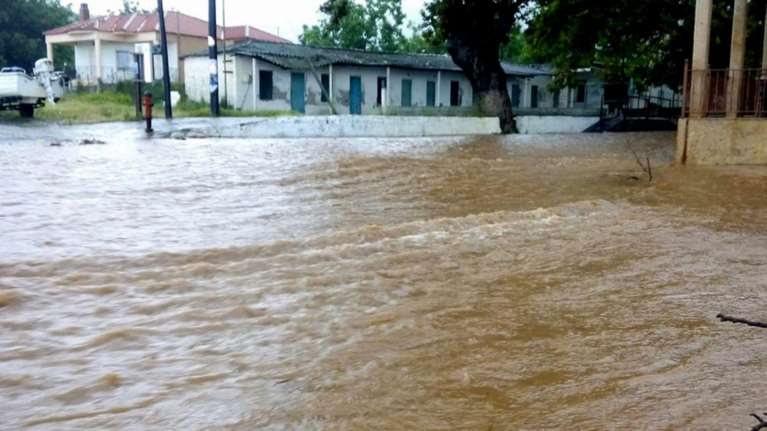 Ολοκληρωτική καταστροφή στους δρόμους της Αγιάς Λάρισας (ΦΩΤΟ)