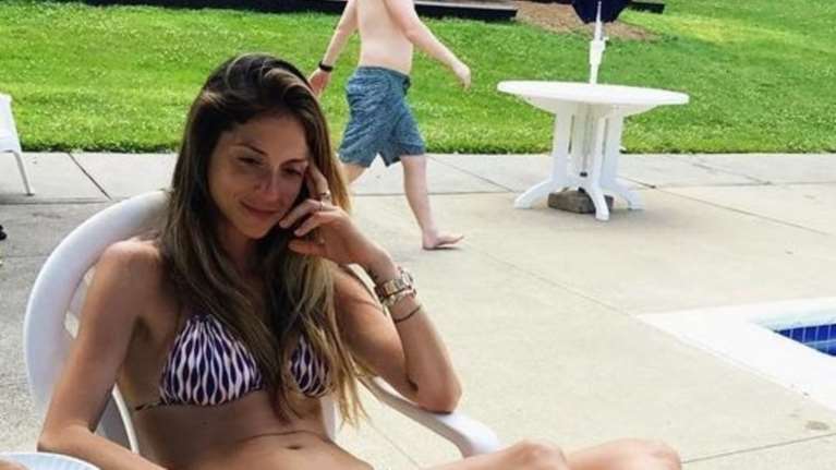 Η Σοφία Καρβέλα με μαγιό: Το εκπληκτικό σώμα της μετά από δύο γέννες