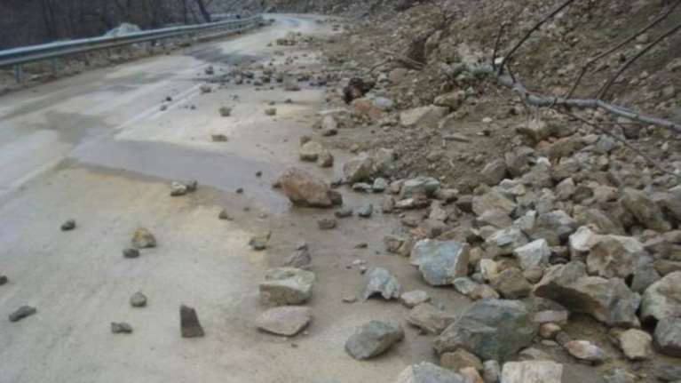 Λάρισα: Ζημιές σε σταθμευμένα αυτοκίνητα από πτώση βράχων στα Αμπελάκια