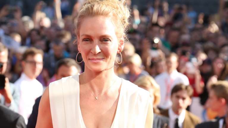 H χαριτωμένη κόρη της Ούμα Θέρμαν κάνει βόλτες στα σοκάκια των Σπετσών