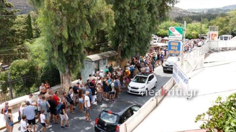 Aπίστευτες εικόνες έξω από την Κνωσό, στον δρόμο οι ουρές για το εισιτήριο