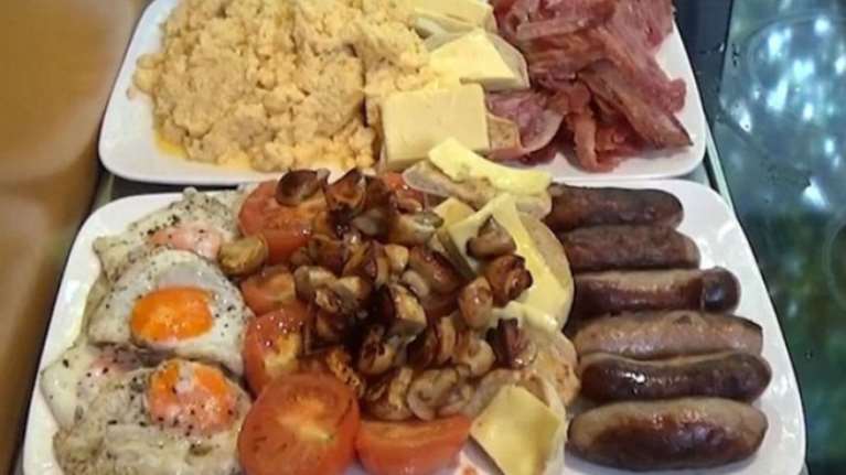 Εσείς μπορείτε να φάτε το πρωινό των 10.000 θερμίδων; (vid)