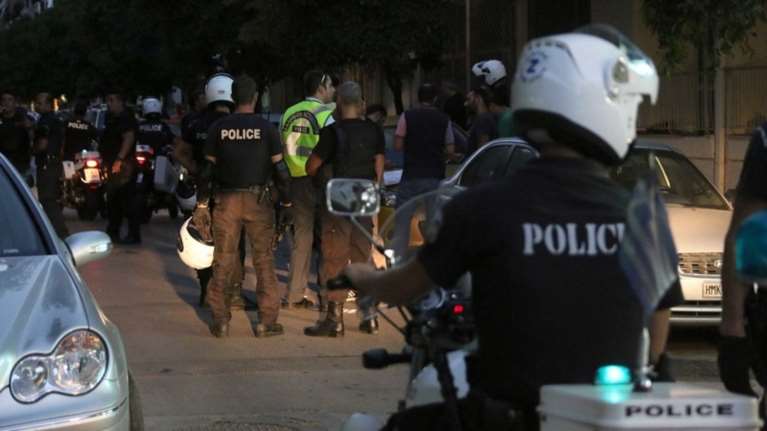 Χτύπησαν ηλικιωμένους μπροστά στο παιδί τους που έχει κινητικά προβλήματα