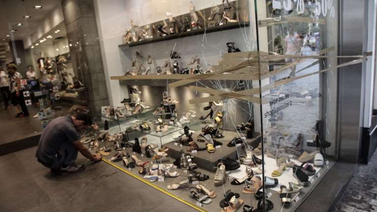 Πάνω από 150.000 € οι ζημιές στην Ερμού από τους μπαχαλάκηδες