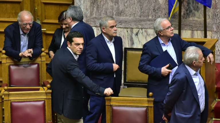 «Βιομηχανία» νομοσχεδίων μετά το φιάσκο της εξόδου στις αγορές